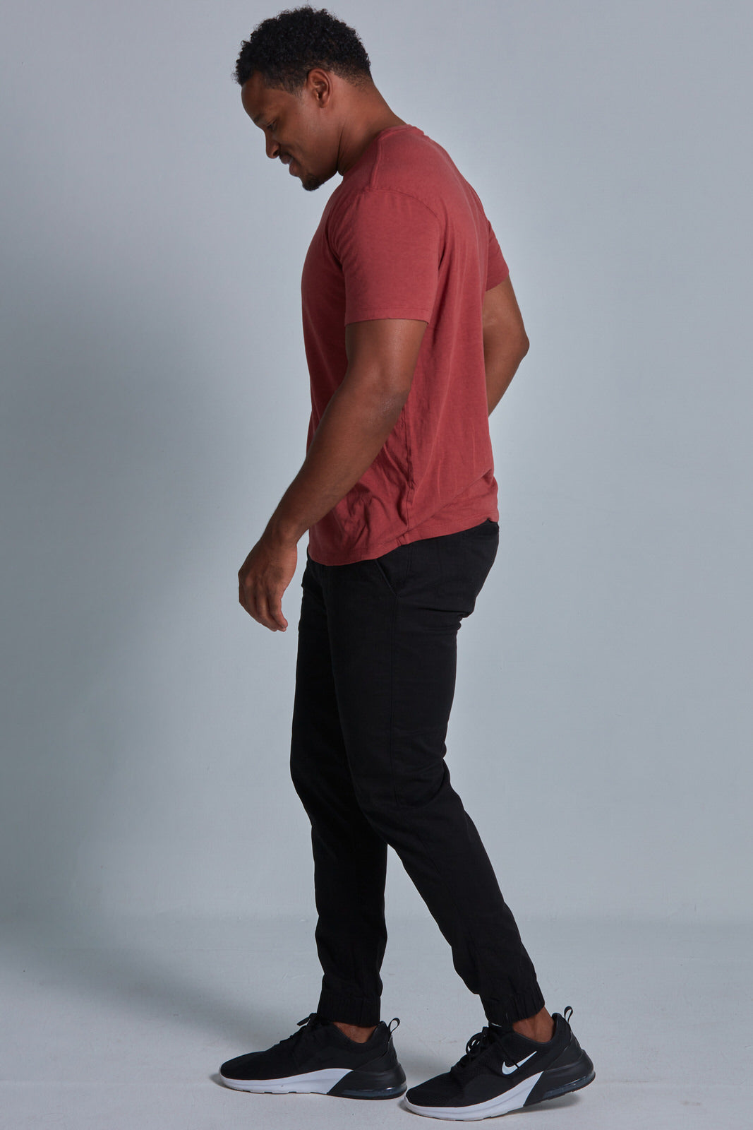 ONNO bamboo t-shirt in Brick Unpatched, Golden is 6'0" and wearing size L.