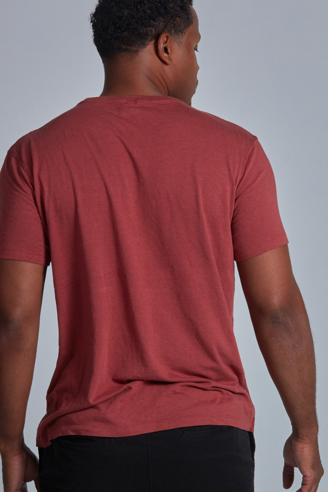 ONNO bamboo t-shirt in Brick Unpatched, Golden is 6'0" and wearing size L.