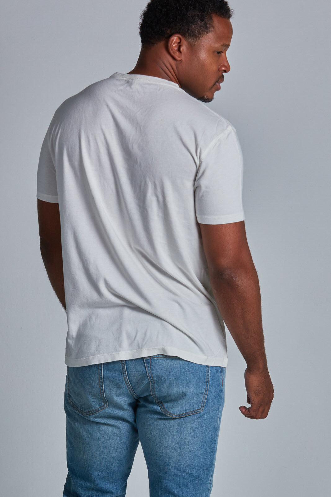 ONNO bamboo t-shirt in Natural Unpatched, Golden is 6'0" and wearing size L.