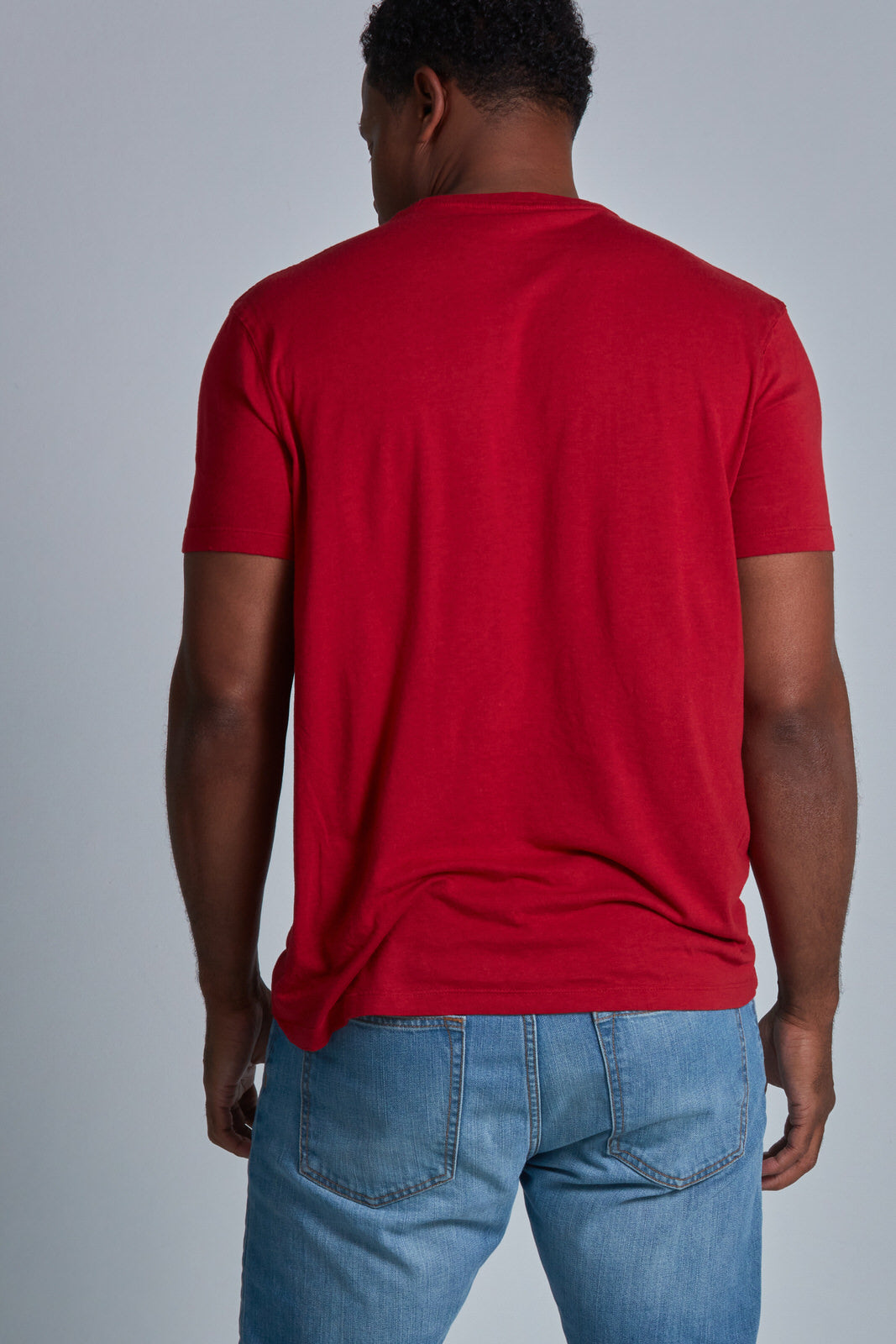 ONNO bamboo t-shirt In Earth Red Unpatched, Golden is 6'0" and wearing size L.
