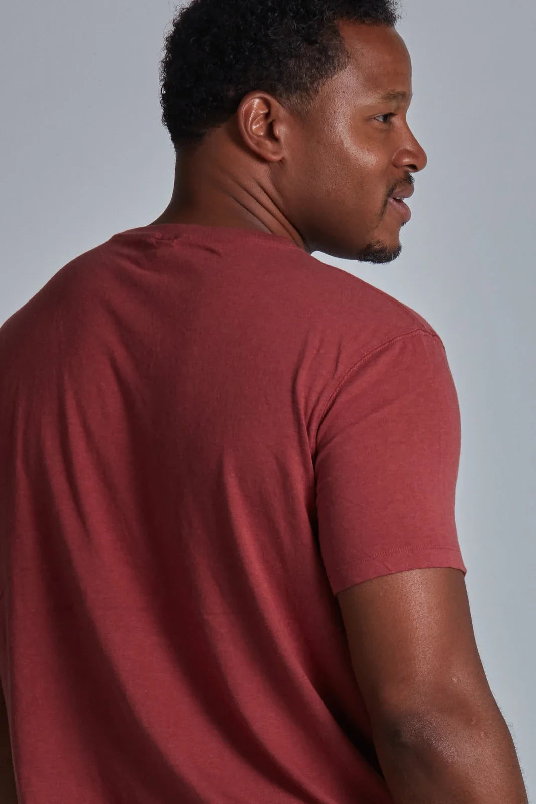 ONNO bamboo t-shirt in Brick, Golden is 6'0" and wearing size L.