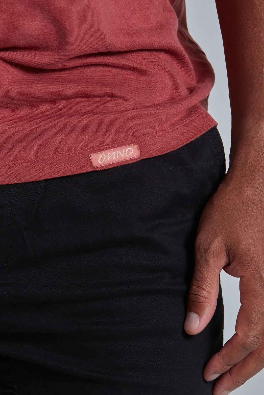 ONNO bamboo t-shirt in Brick, Golden is 6'0" and wearing size L.