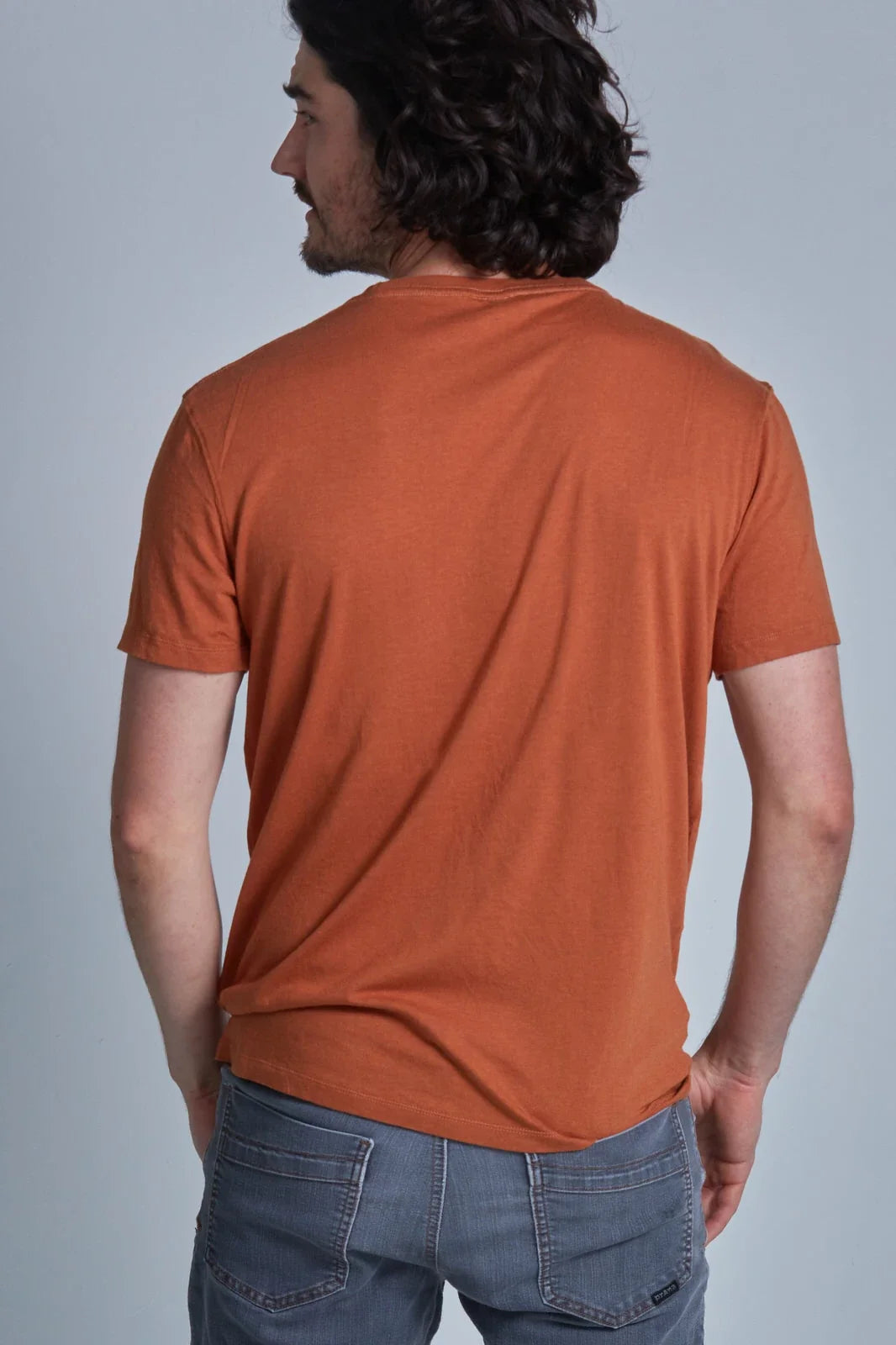 ONNO bamboo t-shirt in Rust, Nic is 5'11" and wearing size M.