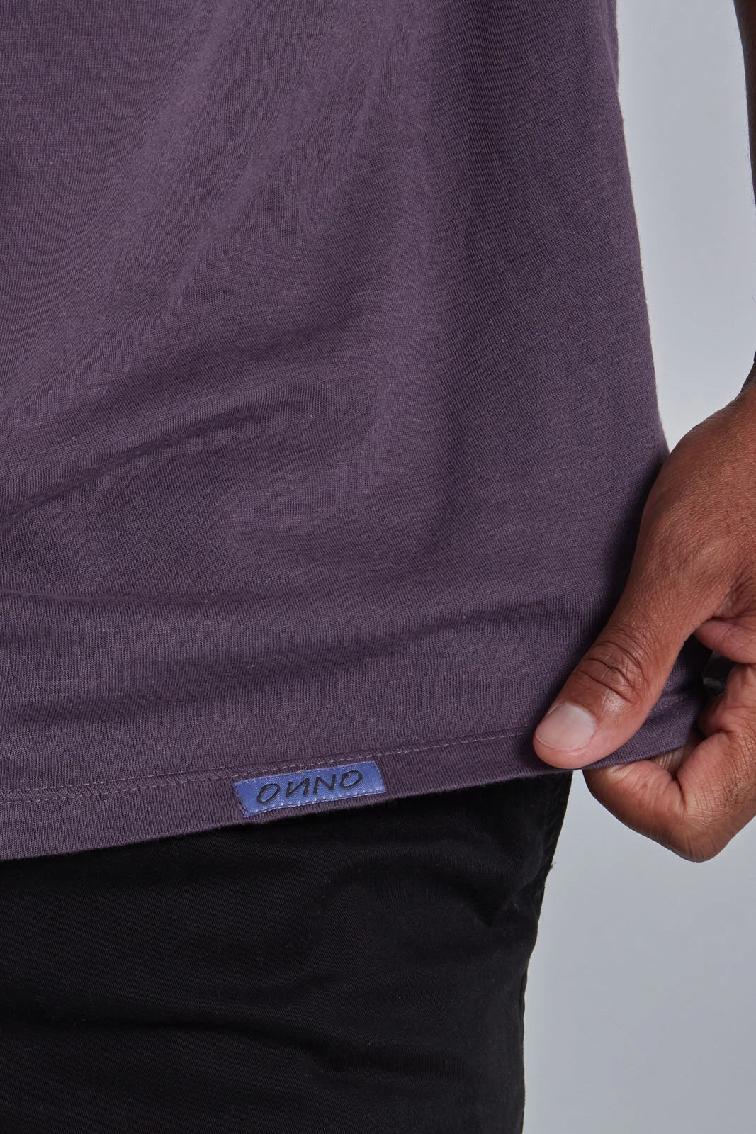 ONNO bamboo t-shirt in Dirty Purple, Golden is 6'0" and wearing size L.