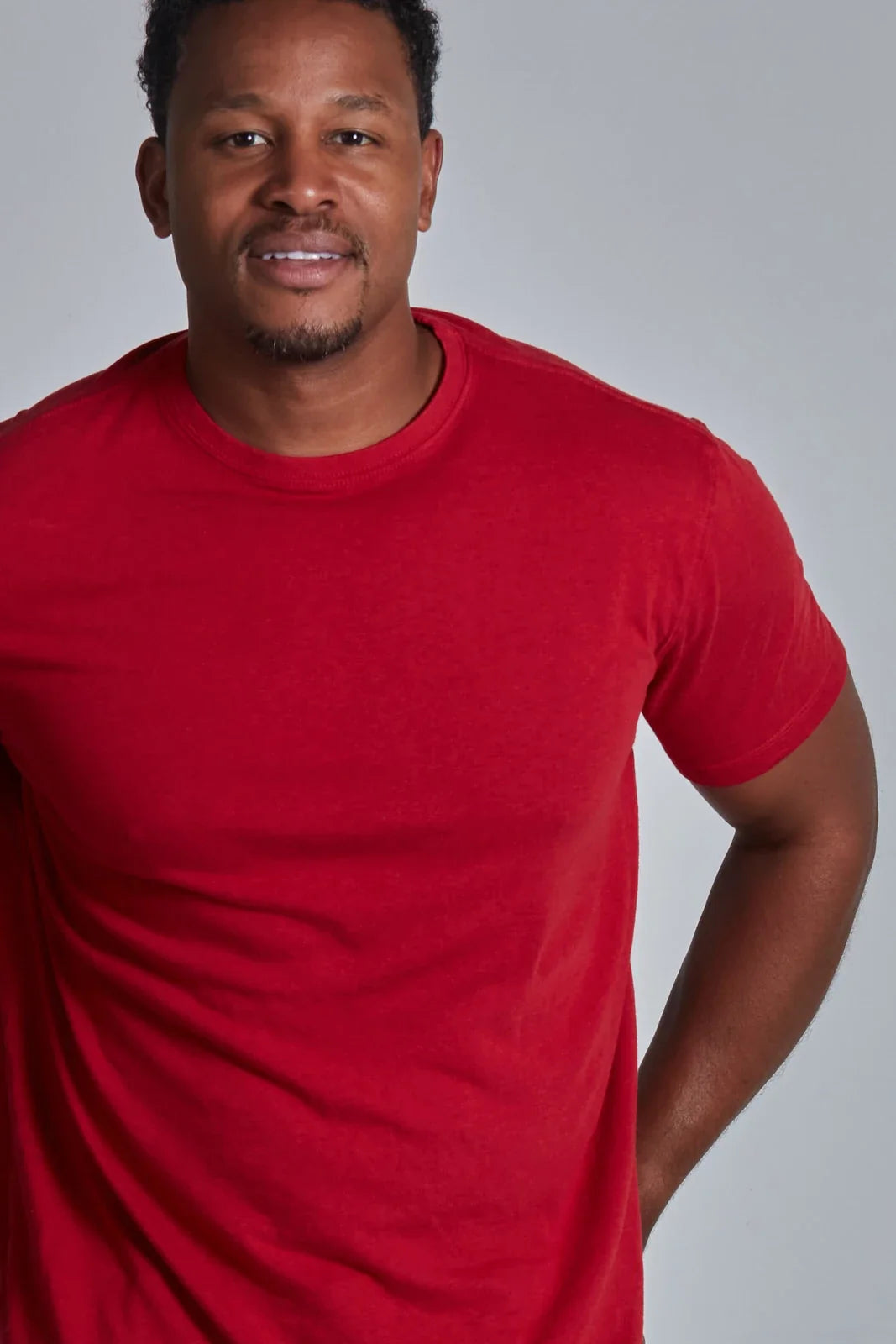ONNO bamboo t-shirt in Earth Red, Golden is 6'0" and wearing size L.