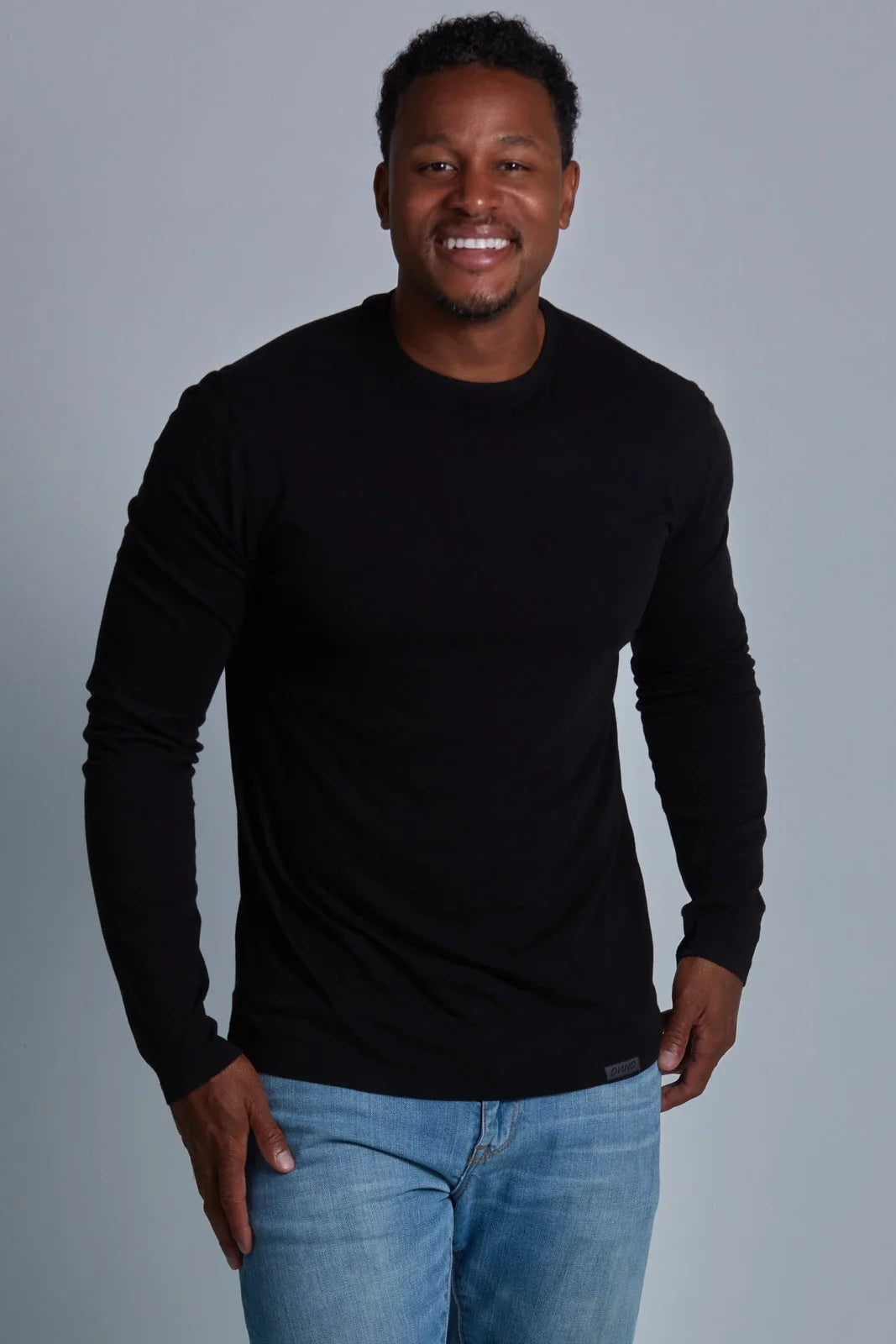 ONNO long sleeve bamboo t-shirt in Black, Golden is 6'0" and wearing size L.