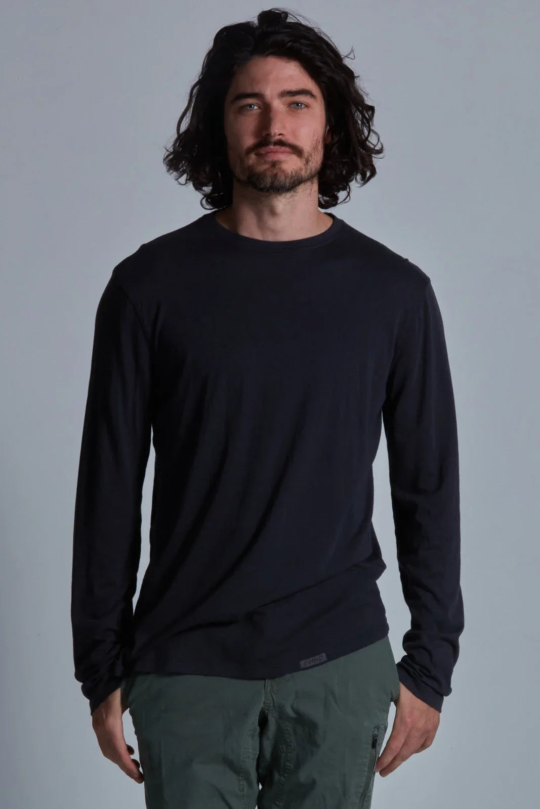 ONNO long sleeve bamboo t-shirt in Charcoal Blue, Nic is 5'11" and wearing size M.