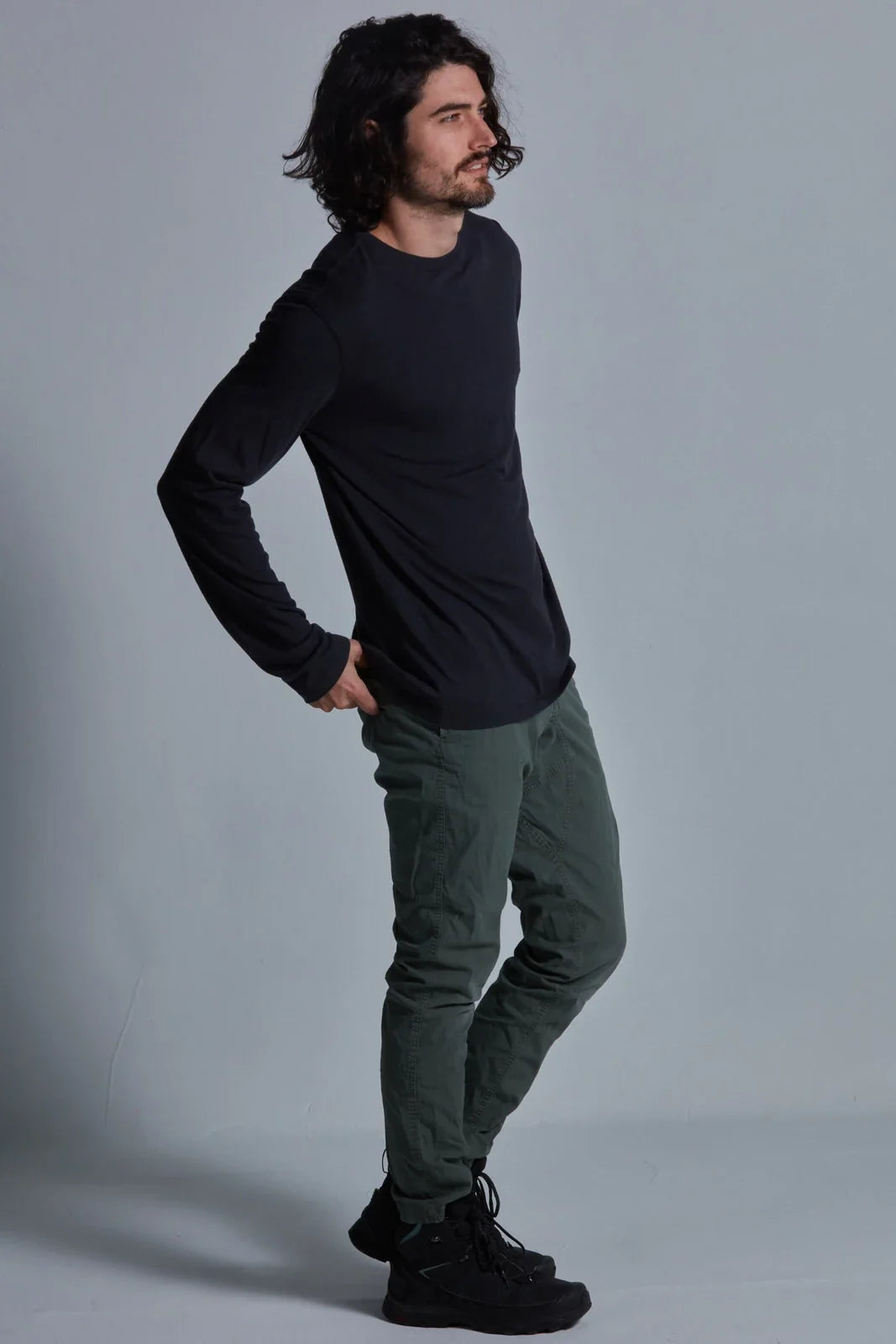 ONNO long sleeve bamboo t-shirt in Charcoal Blue, Nic is 5'11" and wearing size M.