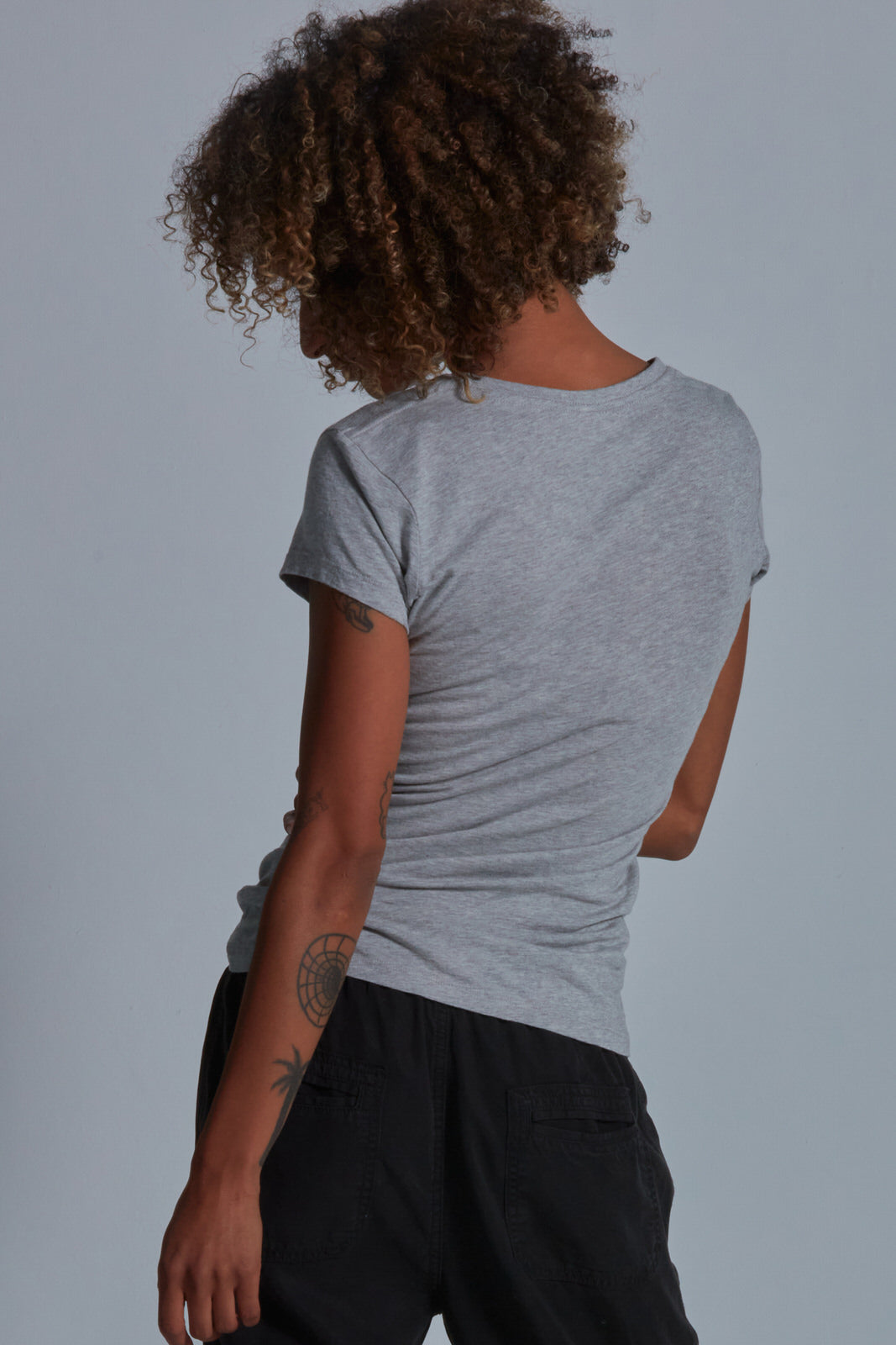 ONNO bamboo t-shirt in Heather Gray Unpatched, Sage is 5'7" and wearing size XS.