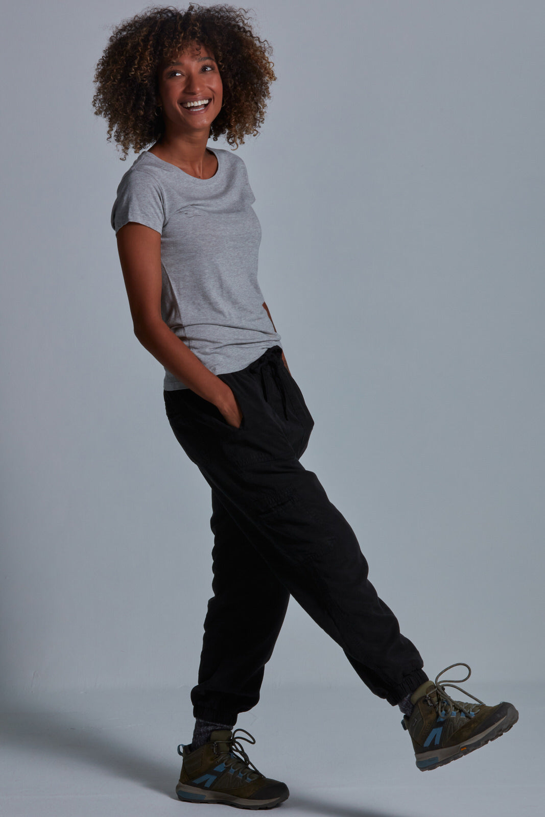 ONNO bamboo t-shirt Heathered Granite Unpatched, Sage is 5'7" and wearing size XS.