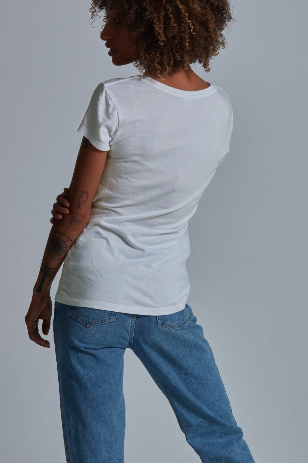 ONNO bamboo t-shirt in Natural Unpatched, Sage is 5'7" and wearing size XS.
