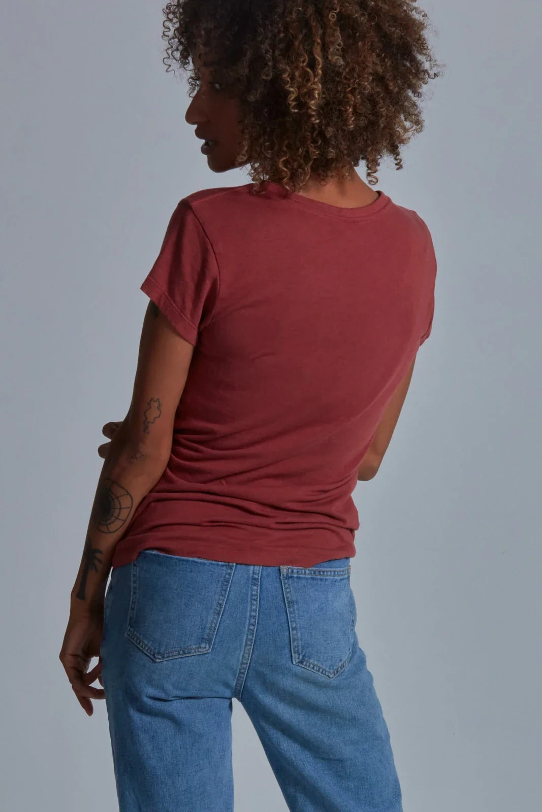 ONNO bamboo t-shirt in Brick, Sage is 5'7" and wearing size XS.
