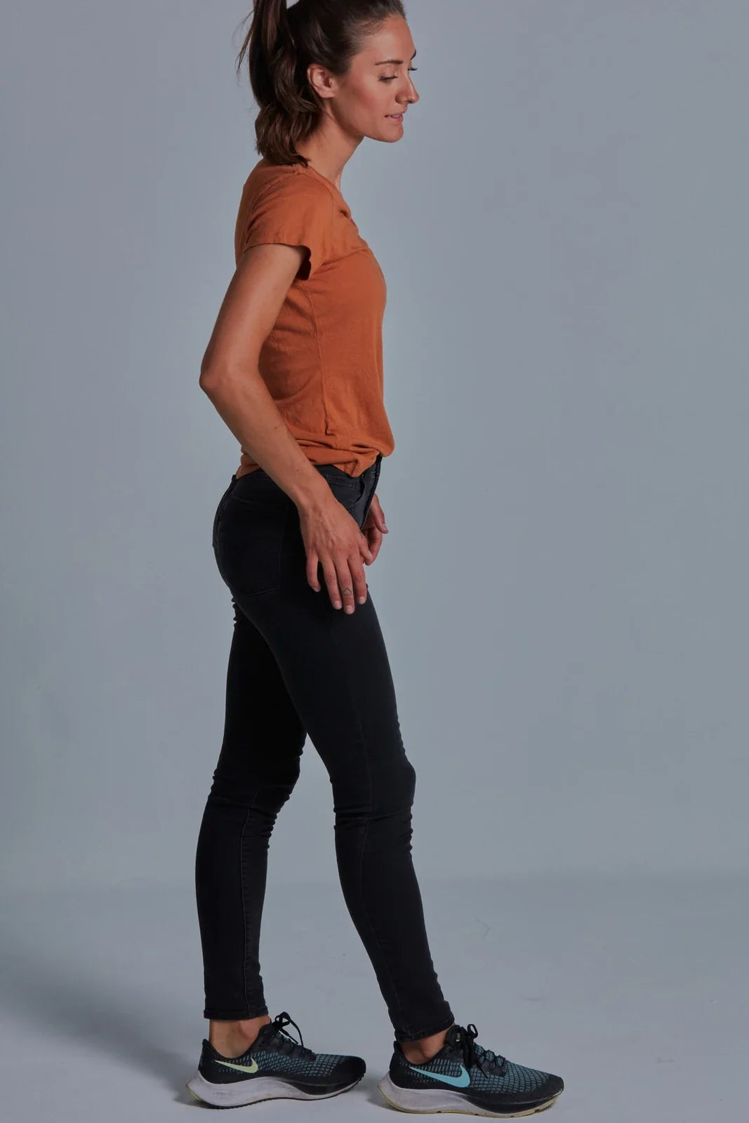 ONNO bamboo t-shirt in Rust, Christina is 5'9" and wearing size S.