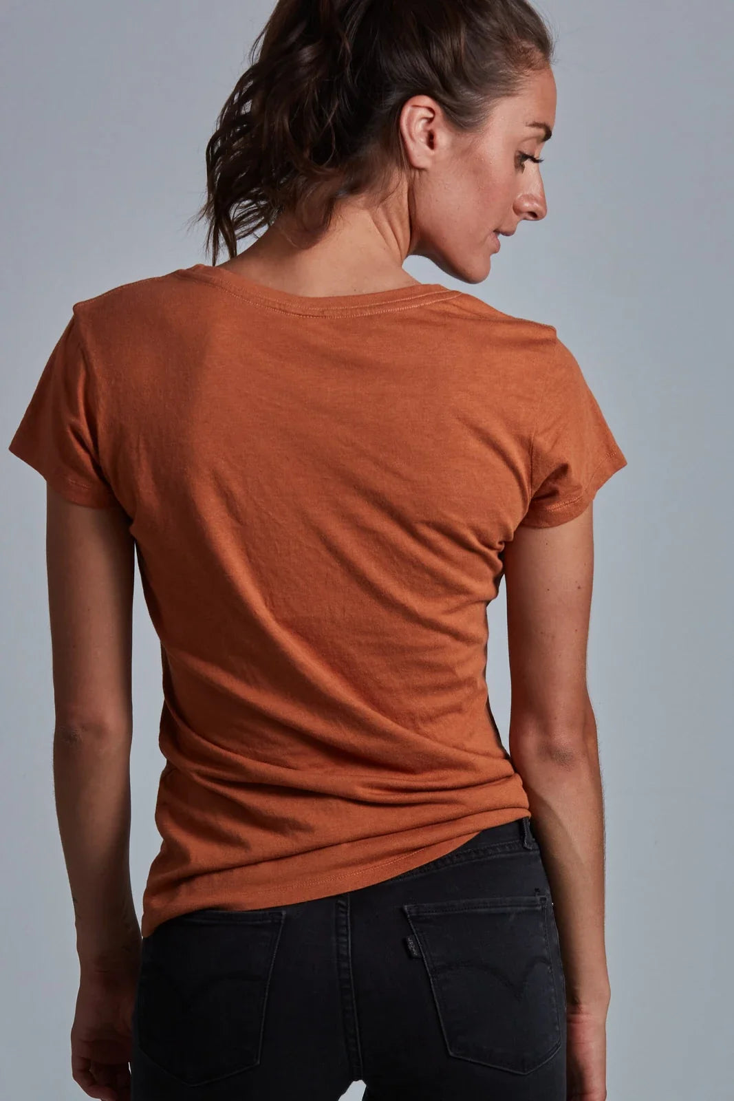 ONNO bamboo t-shirt in Rust, Christina is 5'9" and wearing size S.