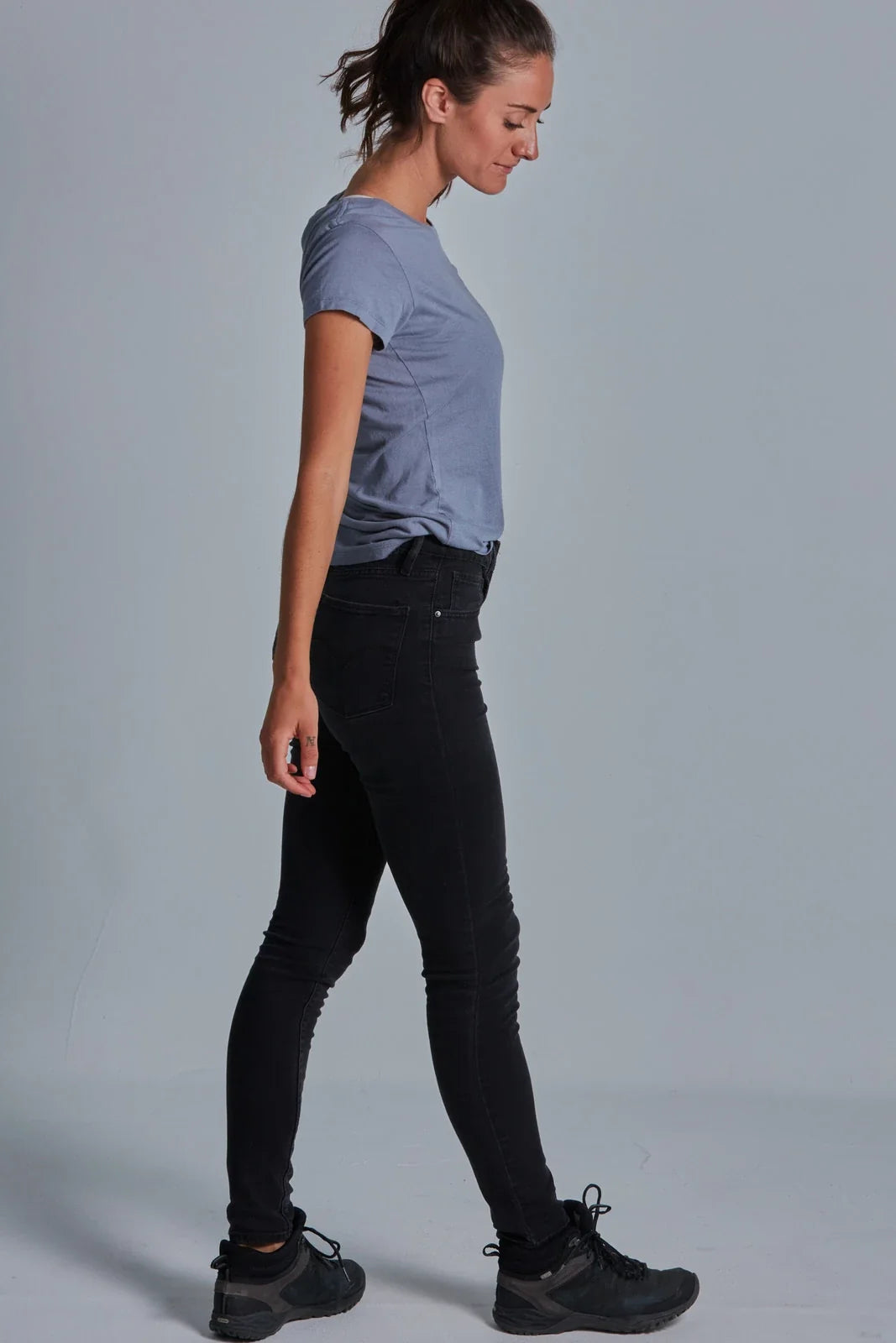 ONNO bamboo t-shirt in Stone, Christina is 5'9" and wearing size S.