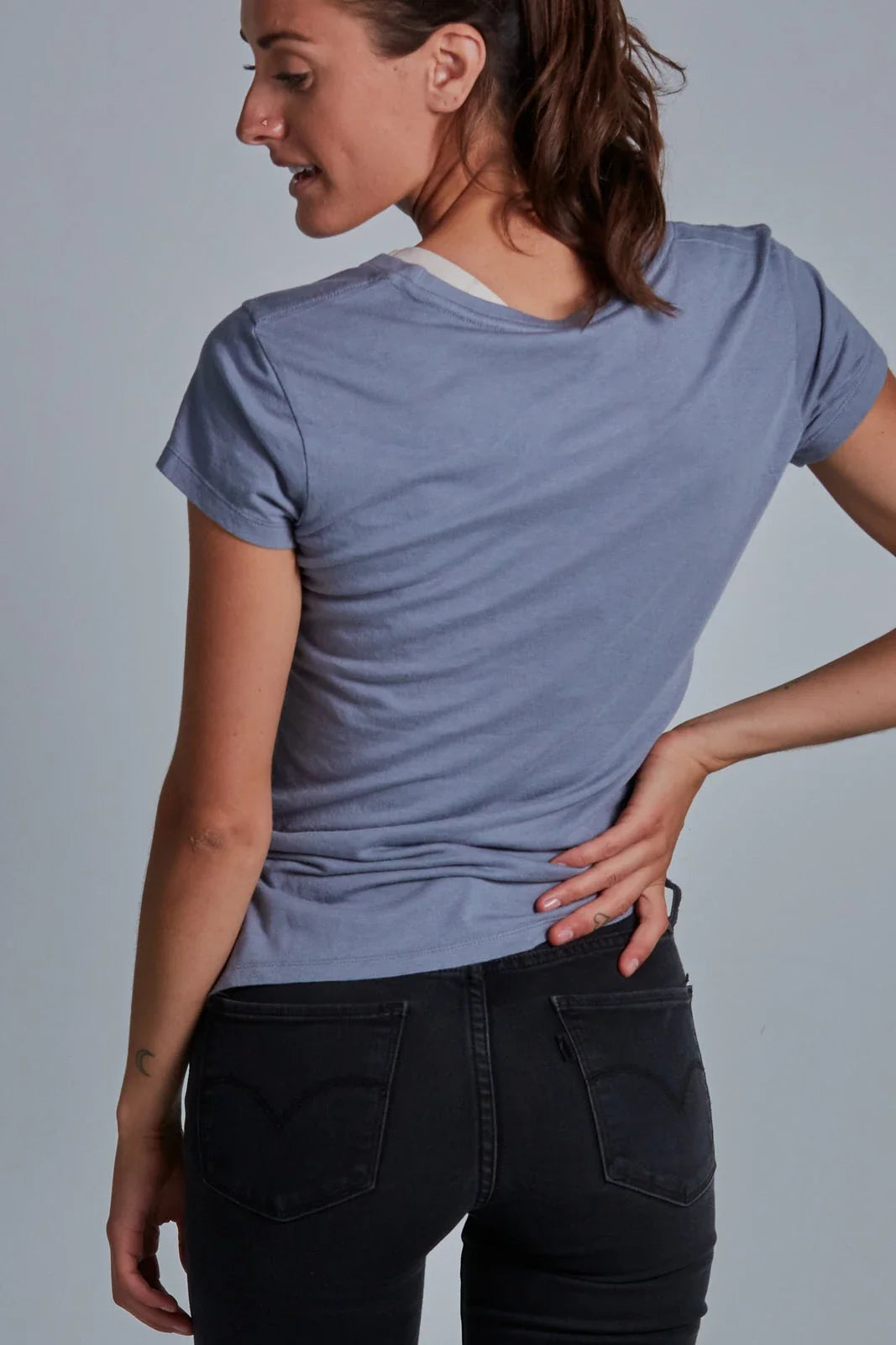 ONNO bamboo t-shirt in Stone, Christina is 5'9" and wearing size S.