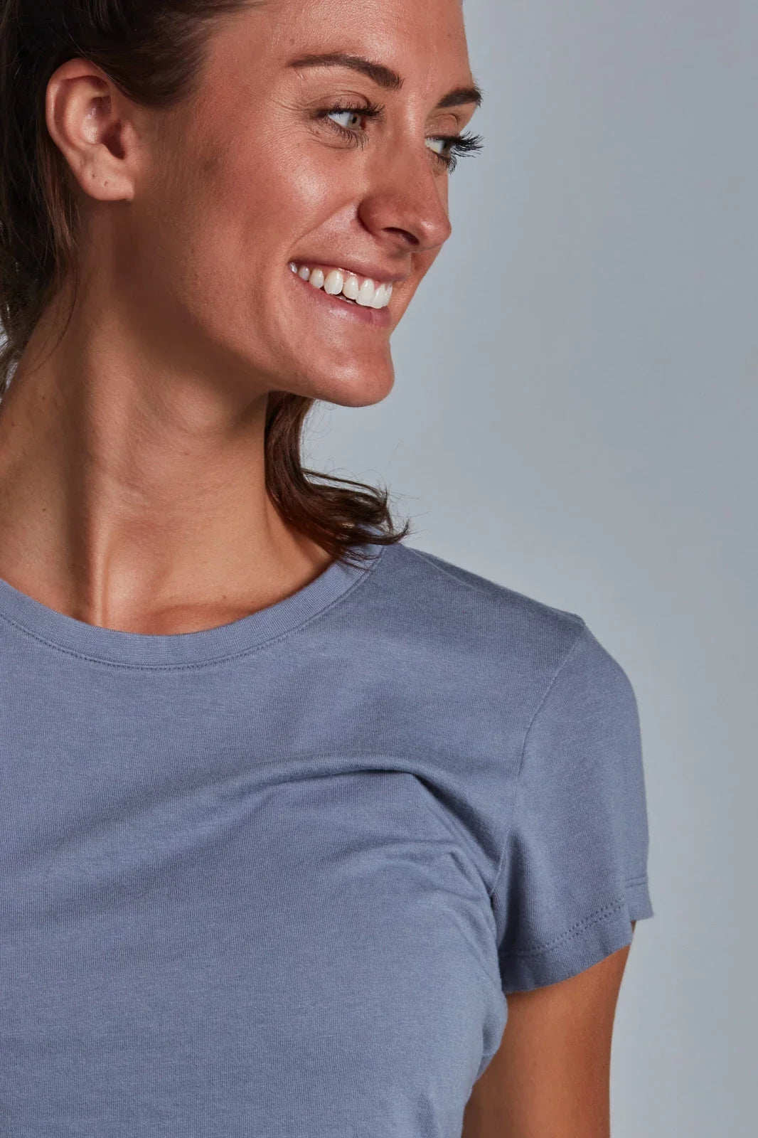 ONNO bamboo t-shirt in Stone, Christina is 5'9" and wearing size S.