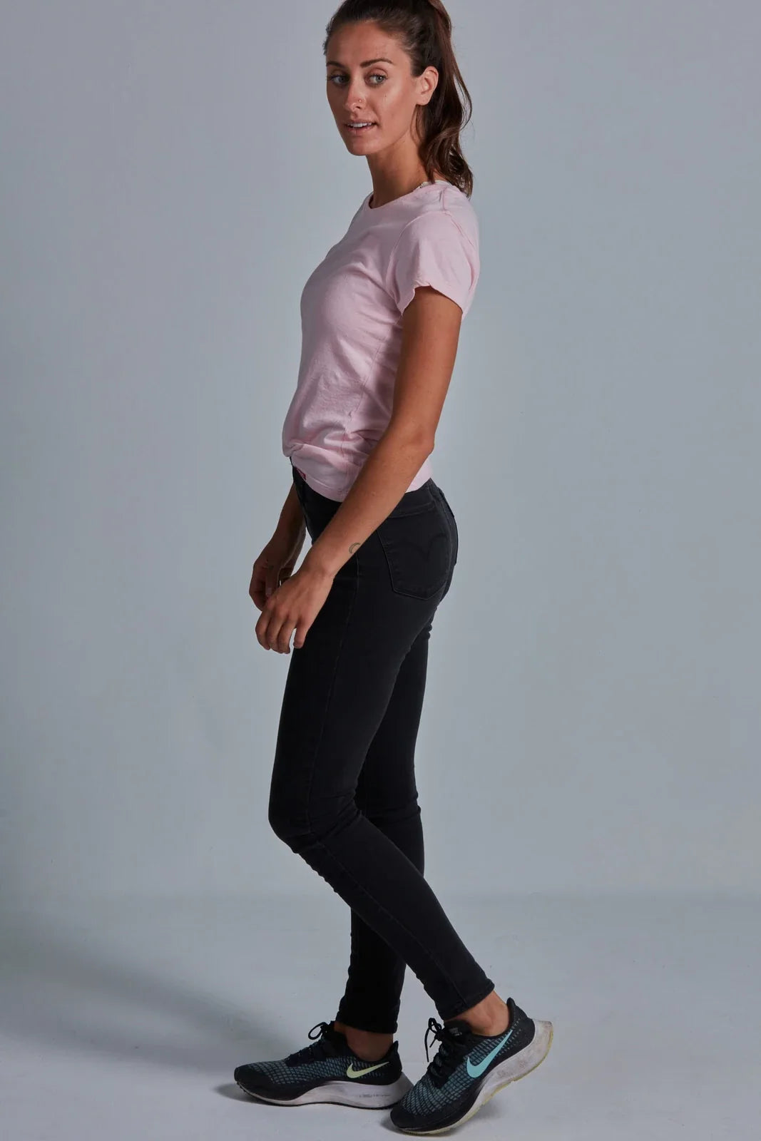 ONNO bamboo t-shirt in Pink, Christina is 5'9" and wearing size S.