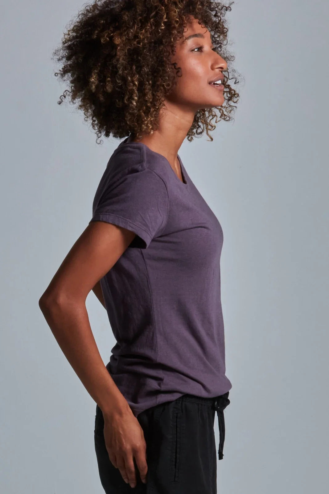 ONNO bamboo t-shirt in Dirty Purple, Sage is 5'7" and wearing size XS.