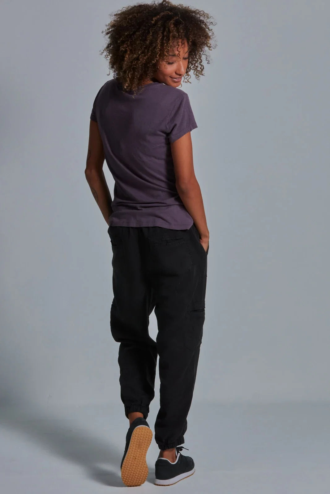 ONNO bamboo t-shirt in Dirty Purple, Sage is 5'7" and wearing size XS.