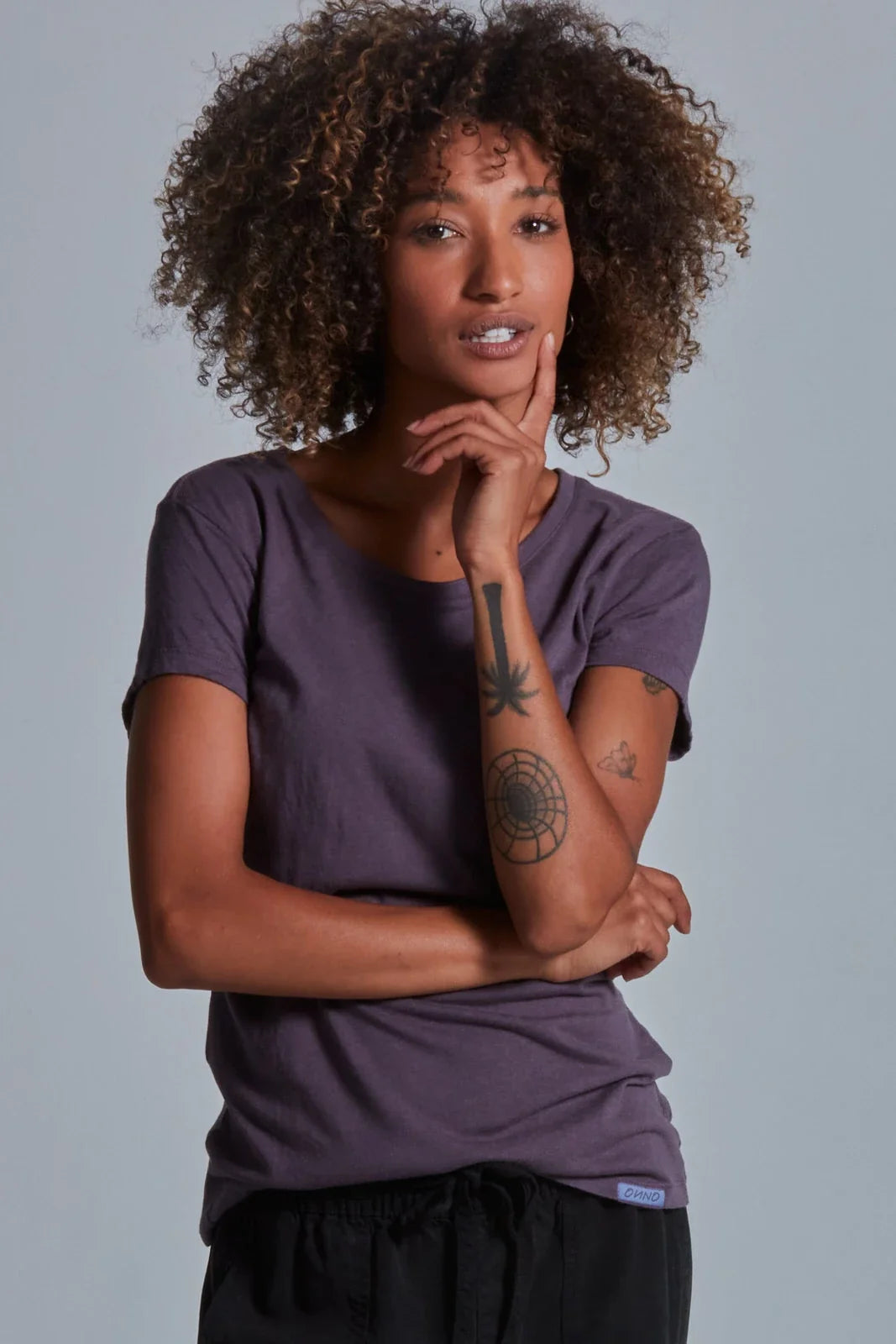 ONNO bamboo t-shirt in Dirty Purple, Sage is 5'7" and wearing size XS.