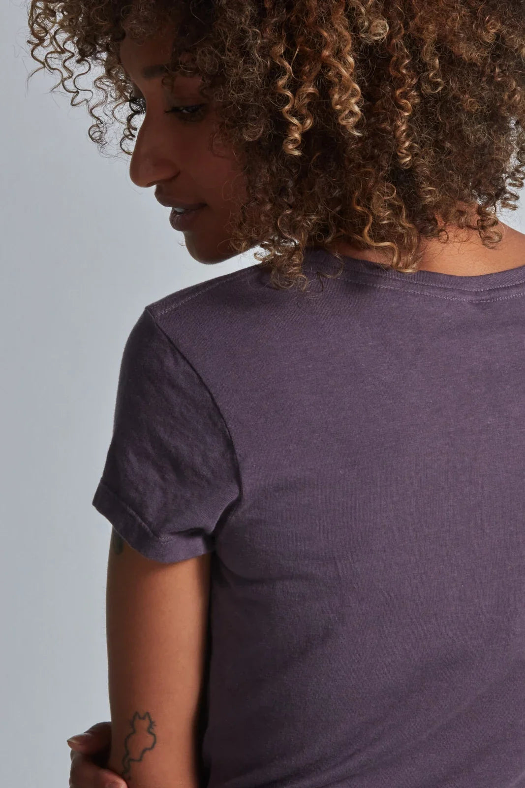 ONNO bamboo t-shirt in Dirty Purple, Sage is 5'7" and wearing size XS.