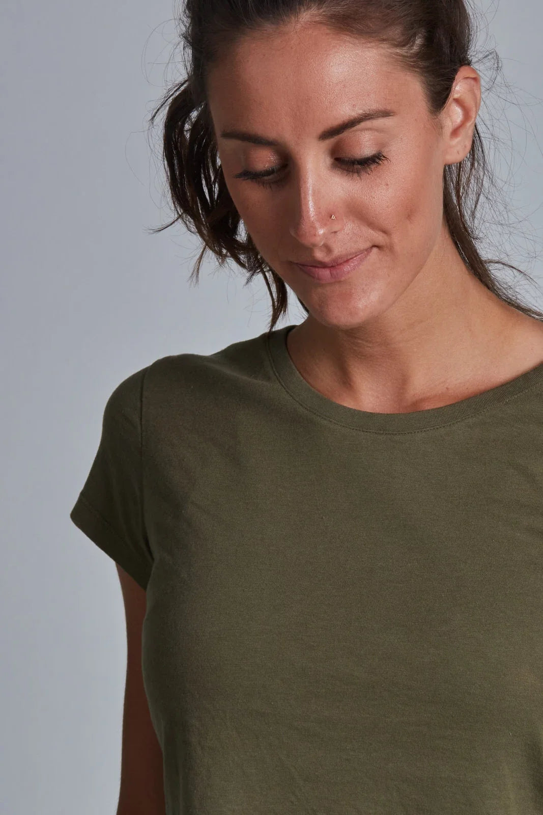 ONNO bamboo t-shirt in Charcoal Blue, Sage is 5'7" and wearing size XS.