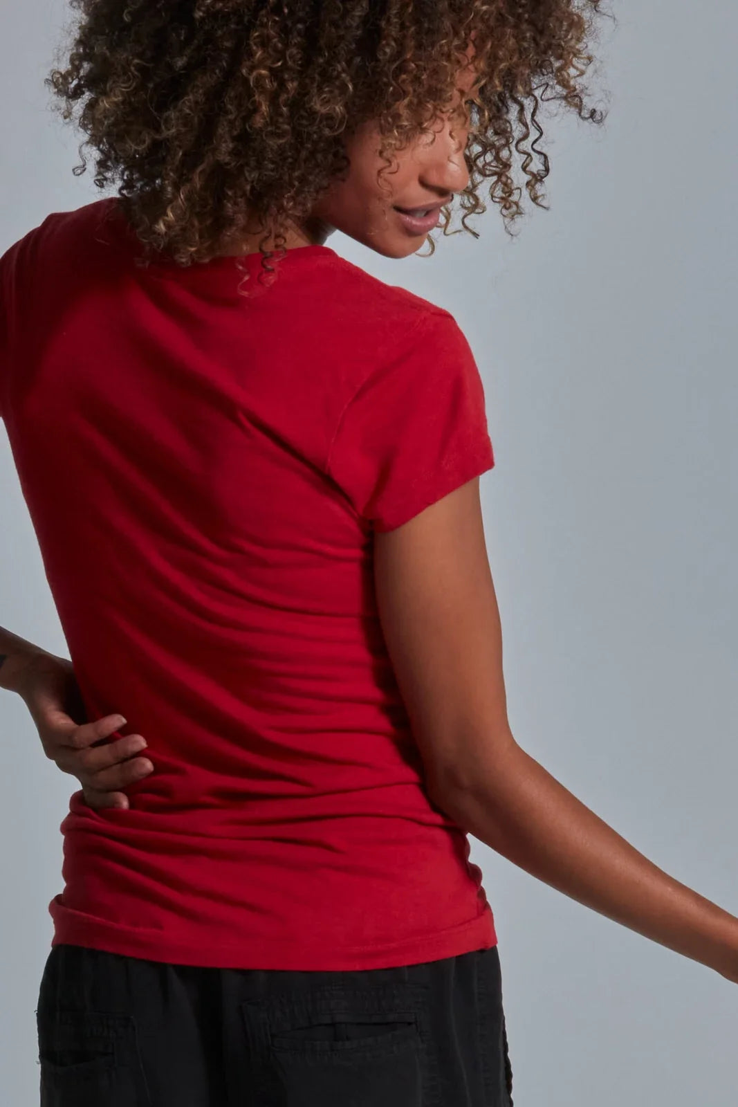 ONNO bamboo t-shirt in Earth Red, Sage is 5'7" and wearing size XS.