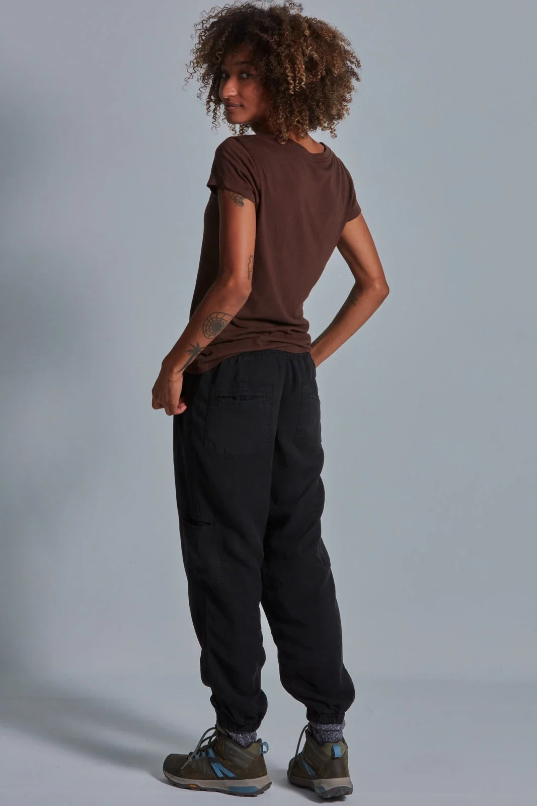 ONNO bamboo t-shirt in Espresso, Sage is 5'7" and wearing size XS.