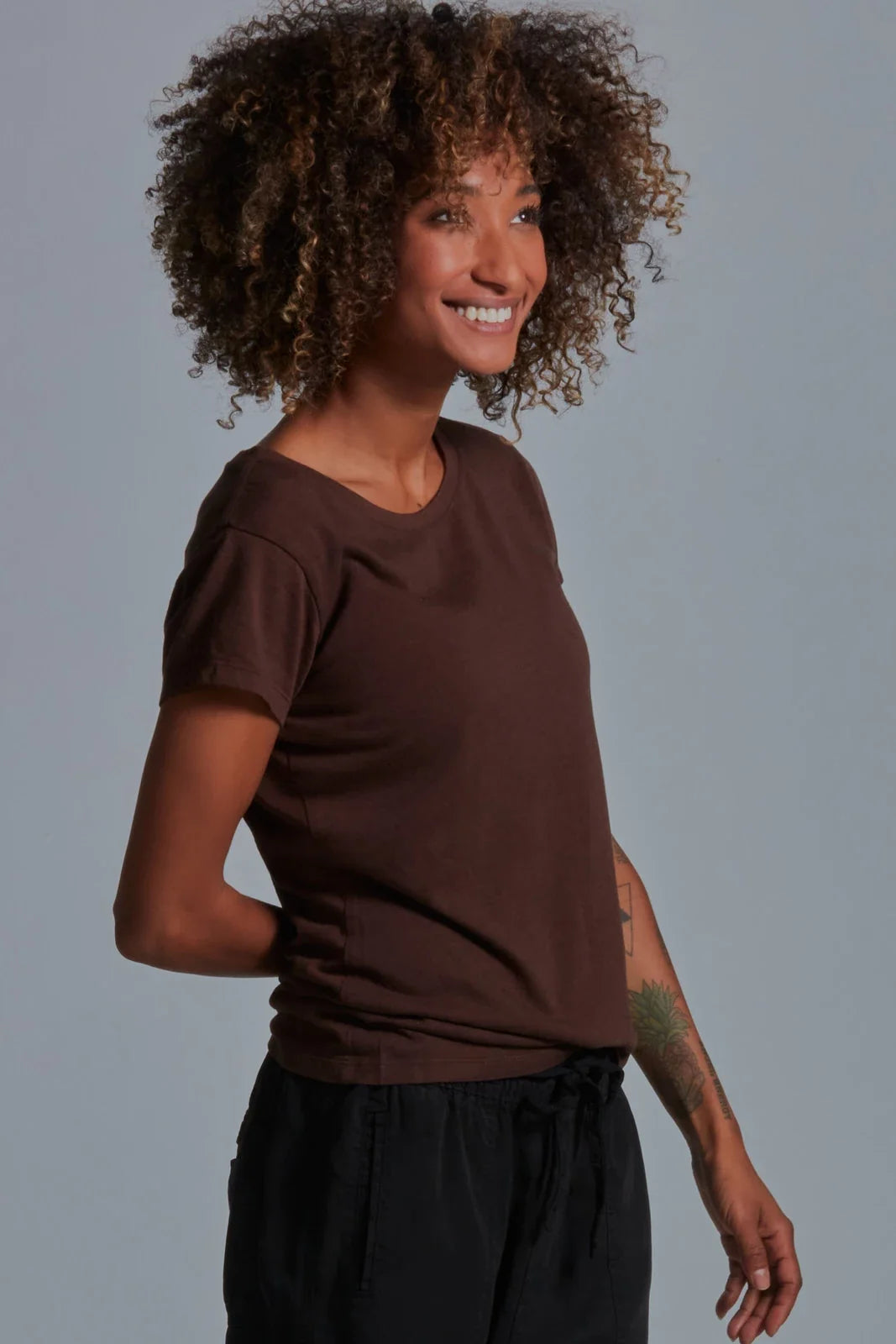 ONNO bamboo t-shirt in Espresso, Sage is 5'7" and wearing size XS.