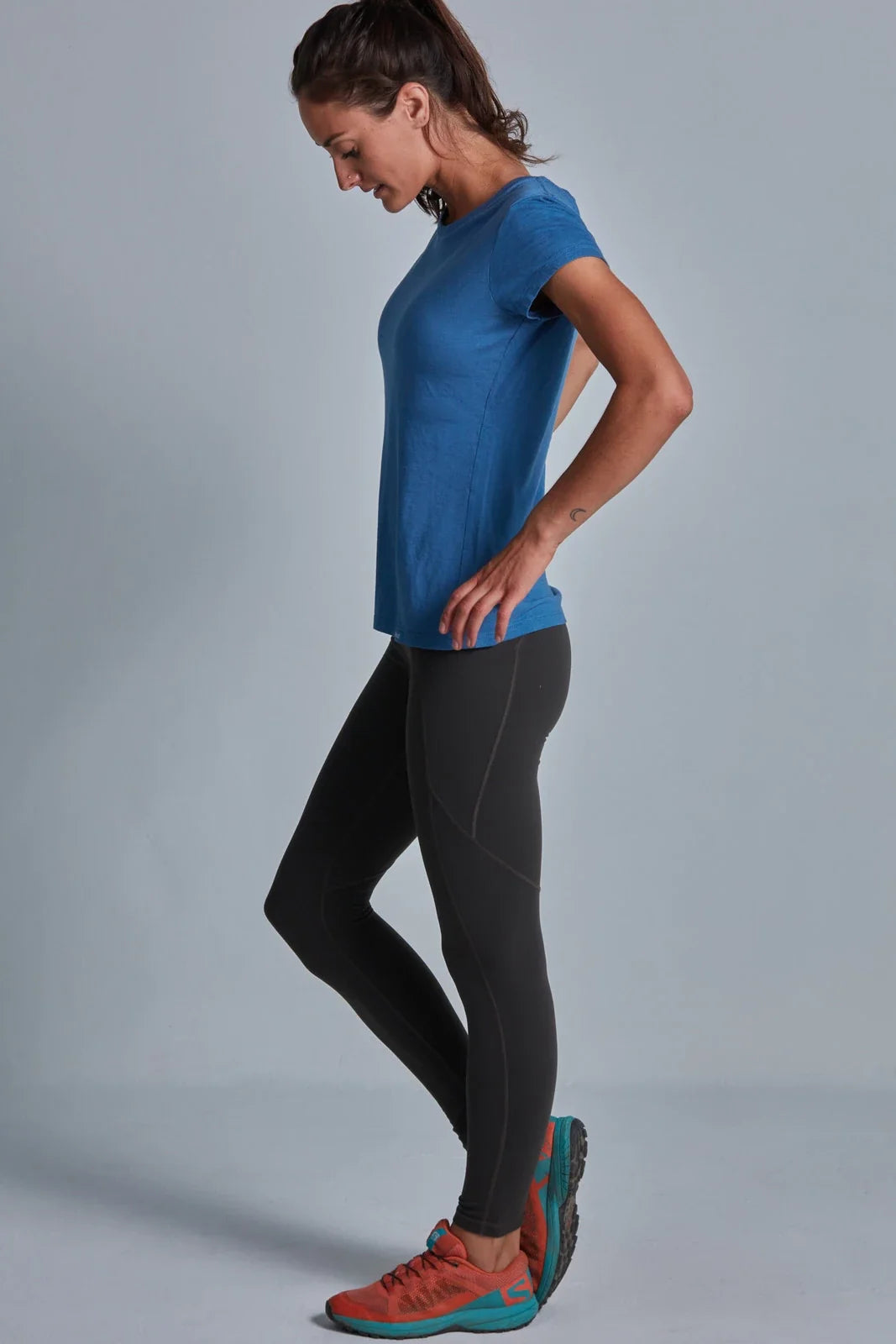 ONNO bamboo t-shirt in Sea Blue, Christina is 5'9" and wearing size S.