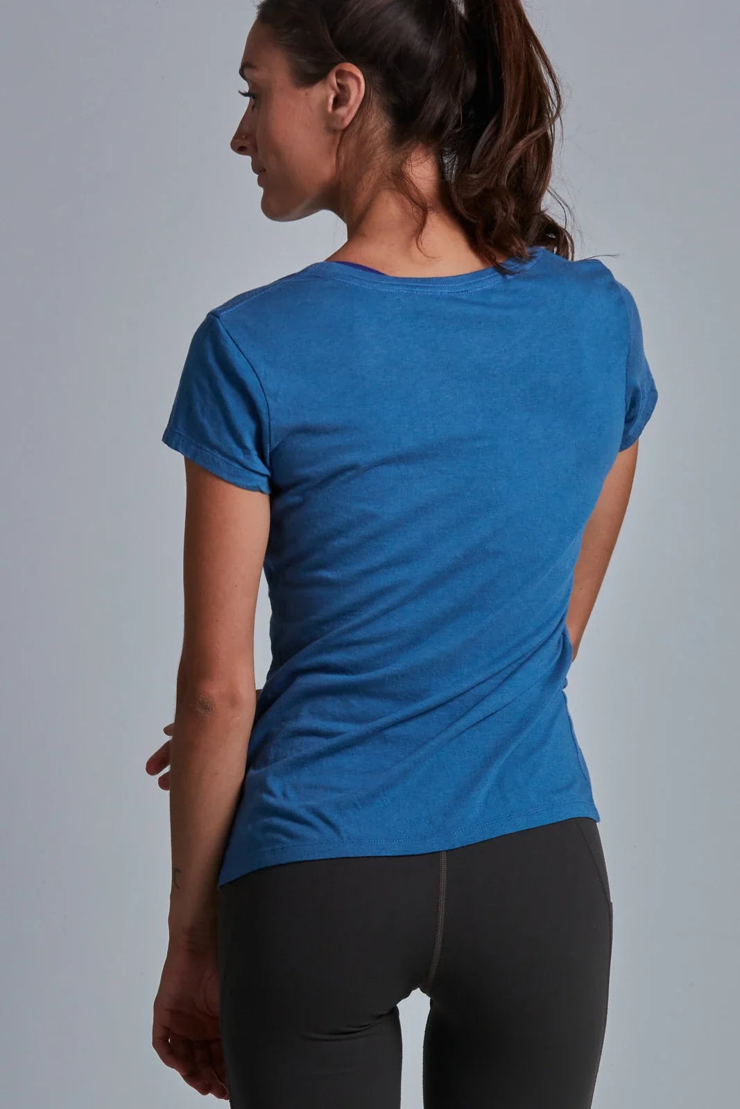 ONNO bamboo t-shirt in Sea Blue, Christina is 5'9" and wearing size S.