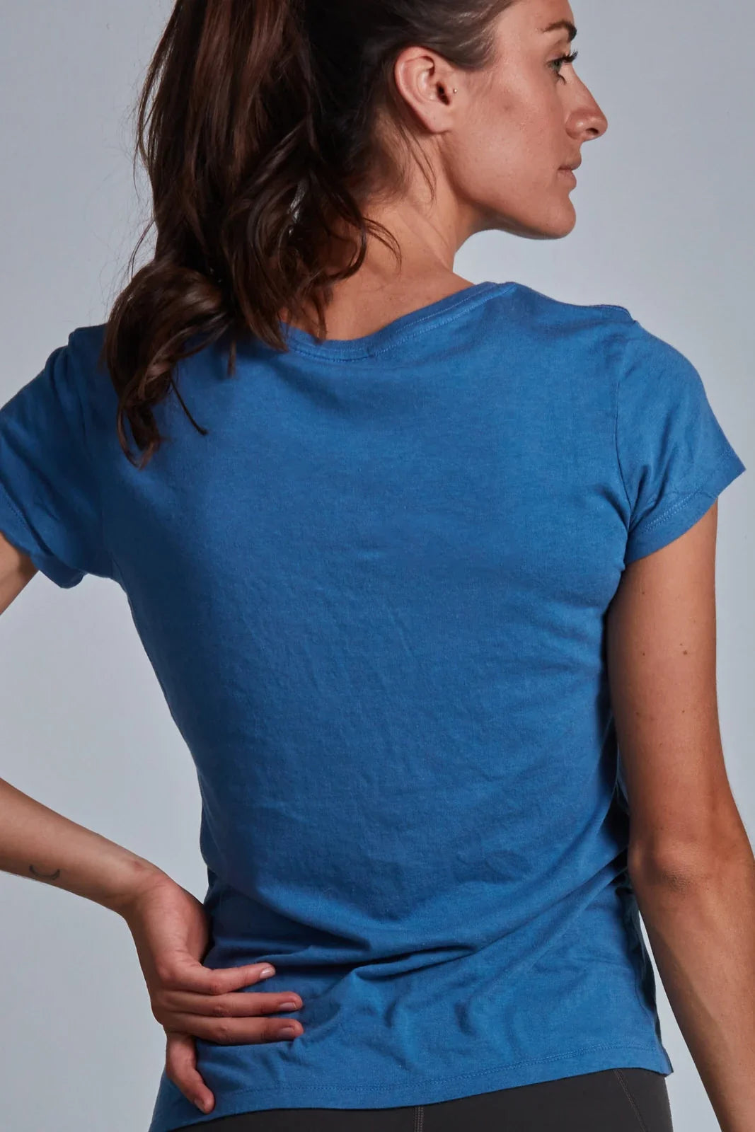 ONNO bamboo t-shirt in Sea Blue, Christina is 5'9" and wearing size S.