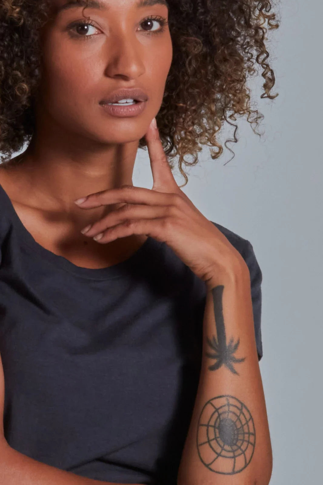 ONNO bamboo t-shirt in Charcoal Blue, Sage is 5'7" and wearing size XS.