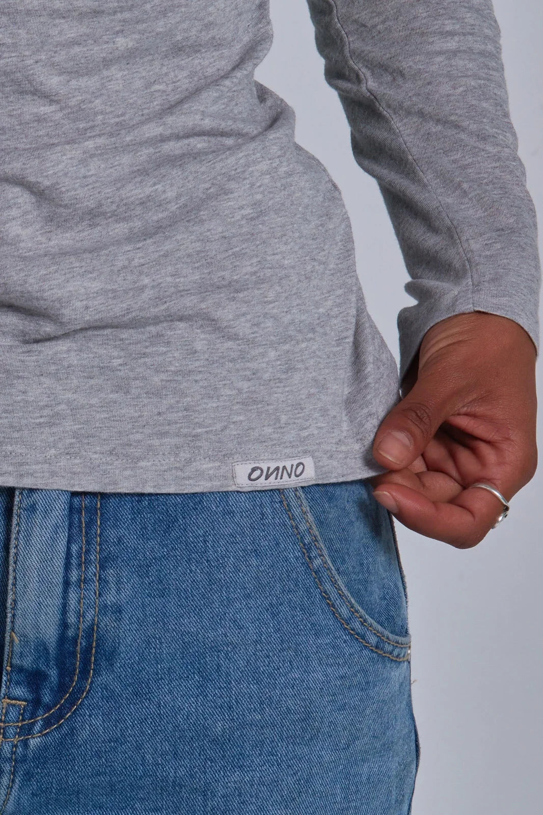 ONNO long sleeve bamboo t-shirt in Heathered Granite, Sage is 5'7" and wearing size XS.