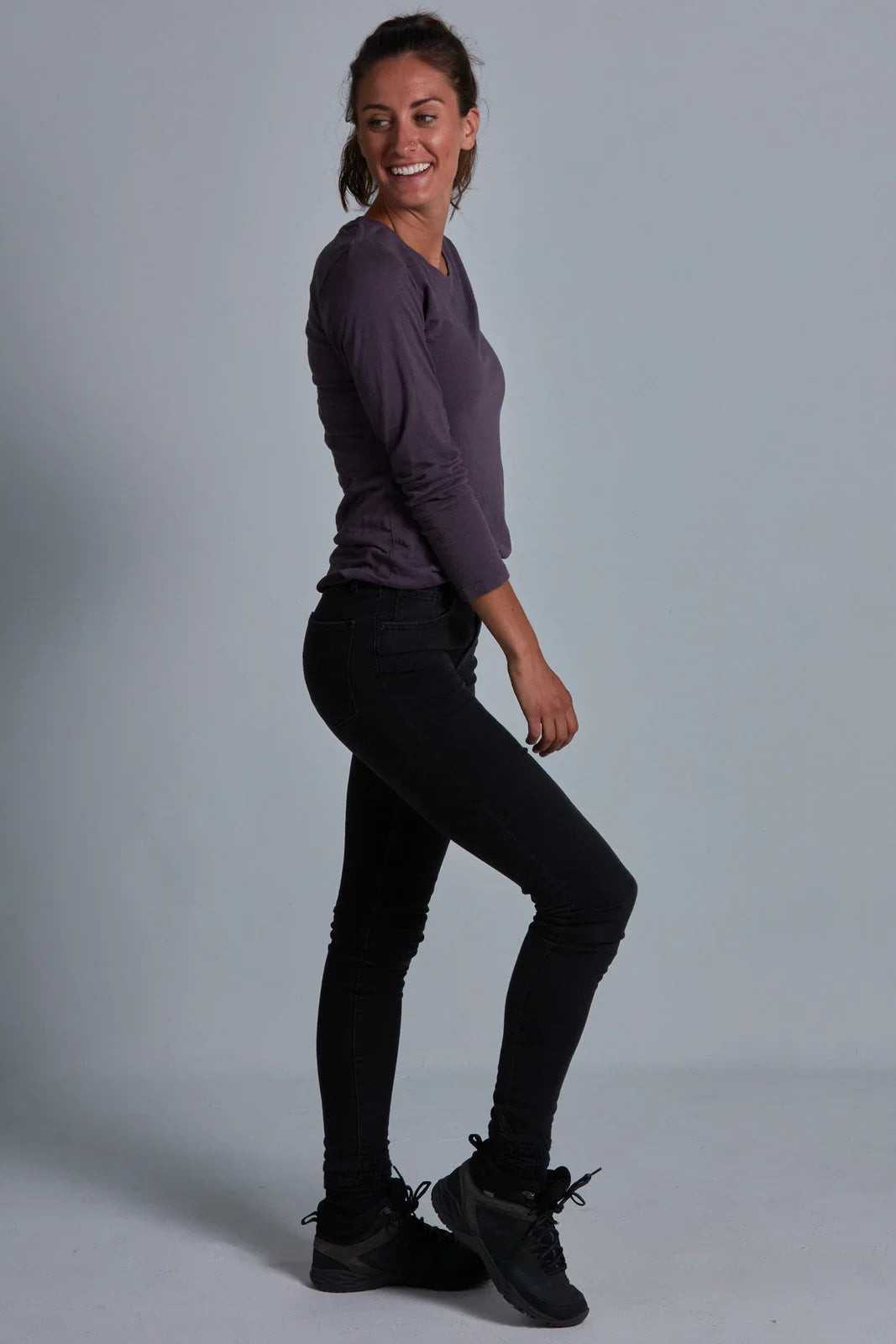 ONNO long sleeve bamboo t-shirt in Dirty Purple, Christina is 5'9" and wearing size S.