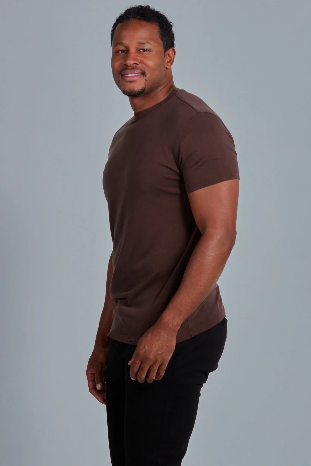 ONNO lyocell bamboo t-shirt in Espresso, Golden is 6'0" and wearing size L.