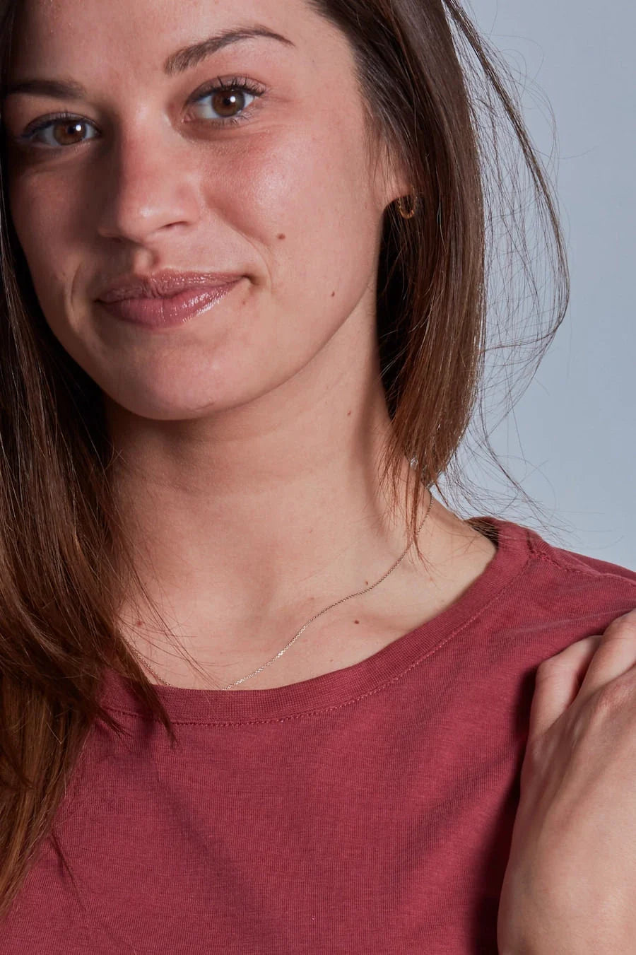 ONNO beechwood t-shirt in Brick, Caroline is 5'8" and wearing size S.