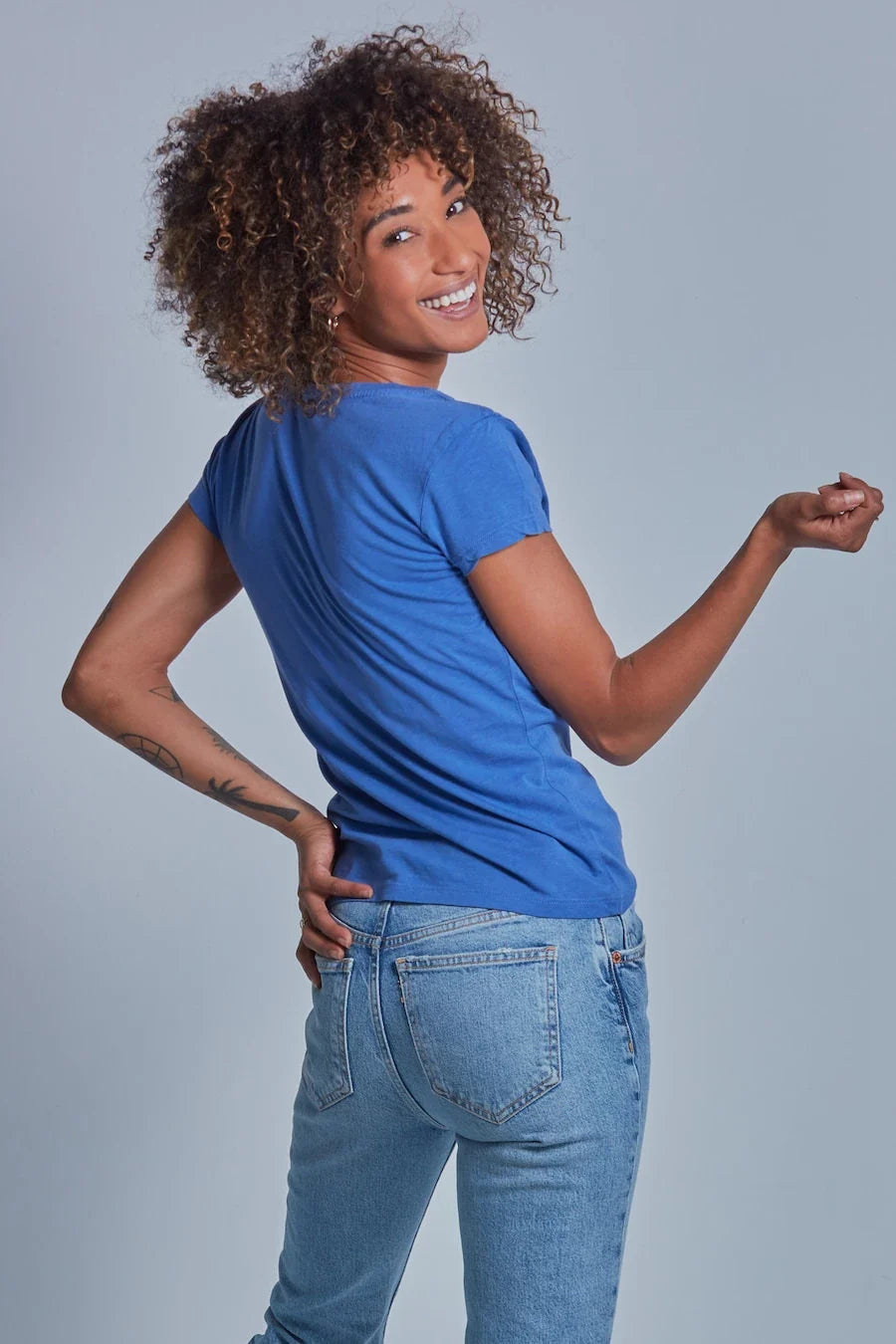ONNO beechwood t-shirt in Sea Blue, Sage is 5'7" and wearing size XS.