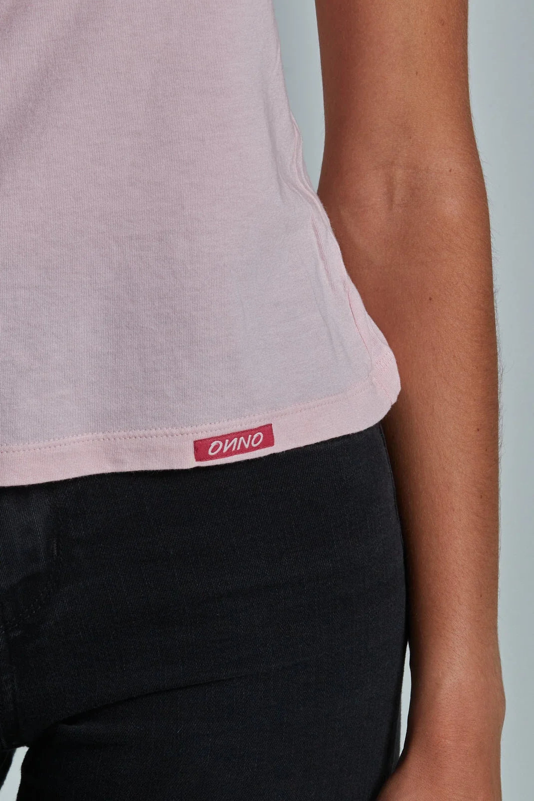 ONNO beechwood t-shirt in Pink, Christina is 5'9" and wearing size S.