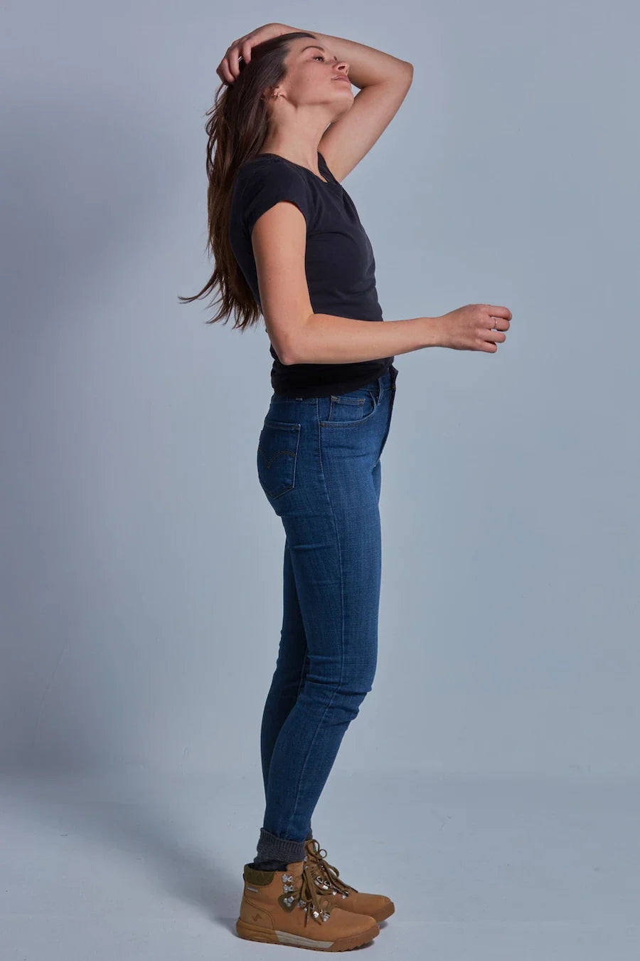 ONNO beechwood t-shirt in Black, Caroline is 5'8" and wearing size S.