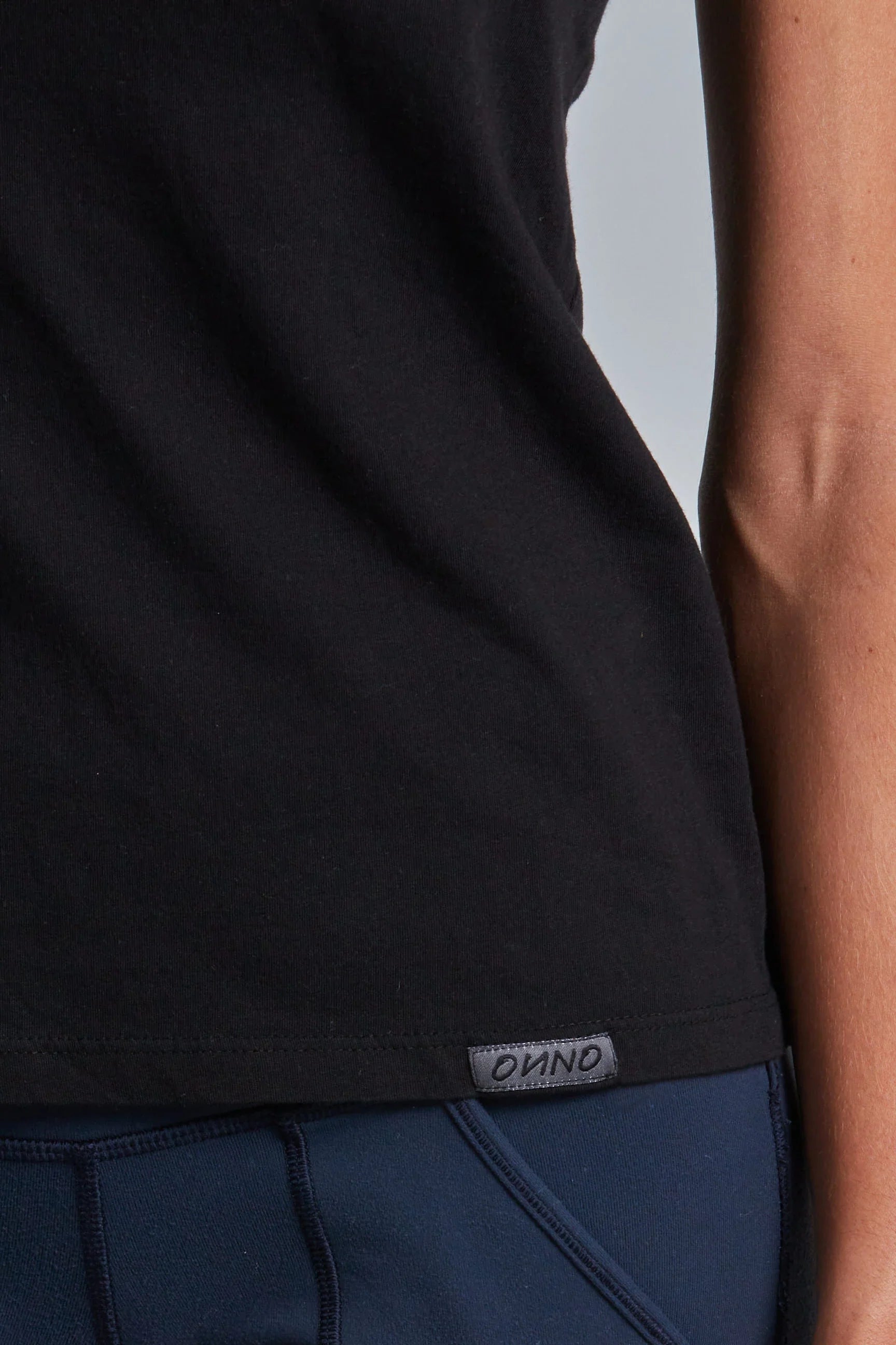ONNO organic cotton t-shirt in Black, Christina is 5'9" and wearing size S.