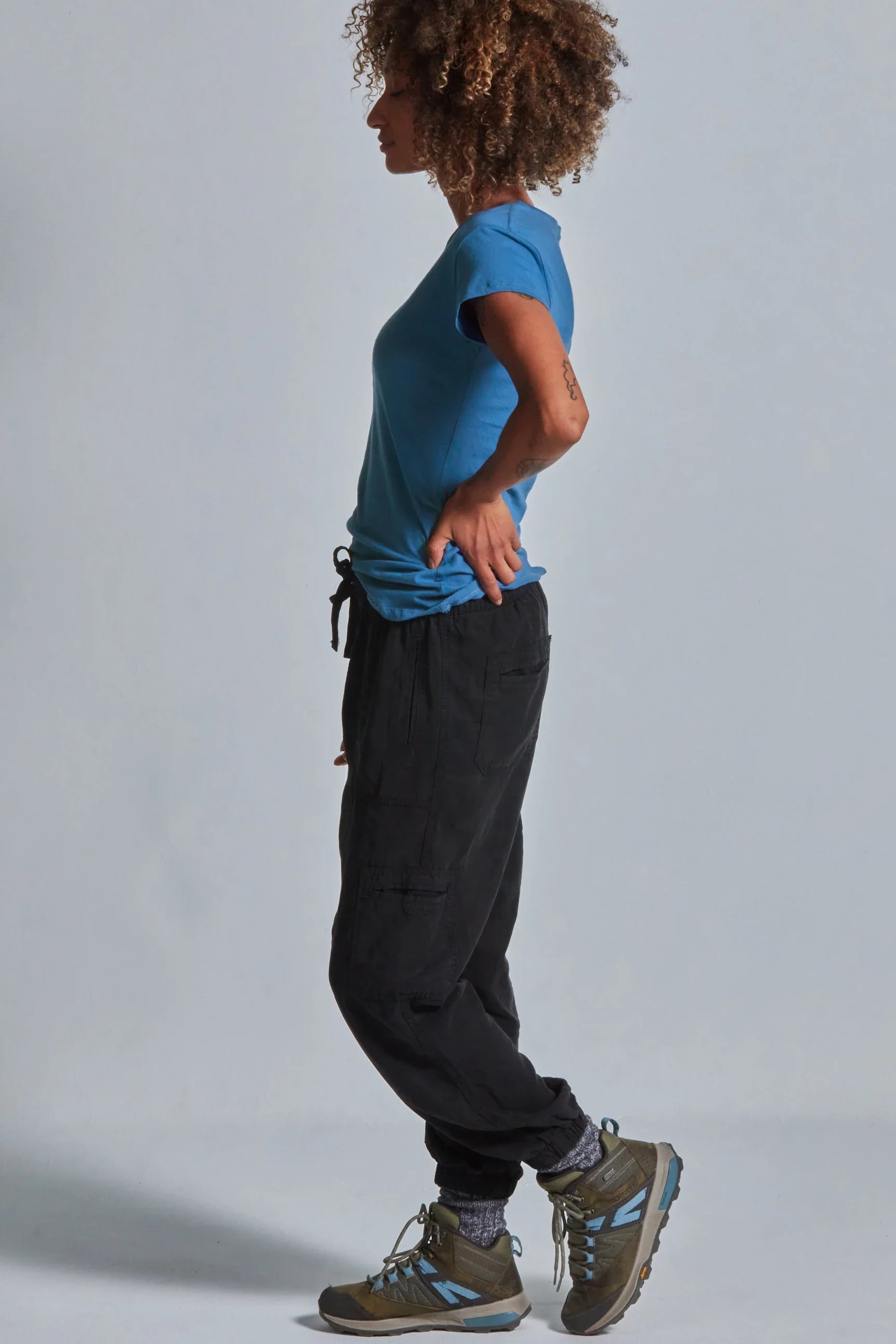 ONNO organic cotton t-shirt in Sea Blue, Sage is 5'7" and wearing size XS.