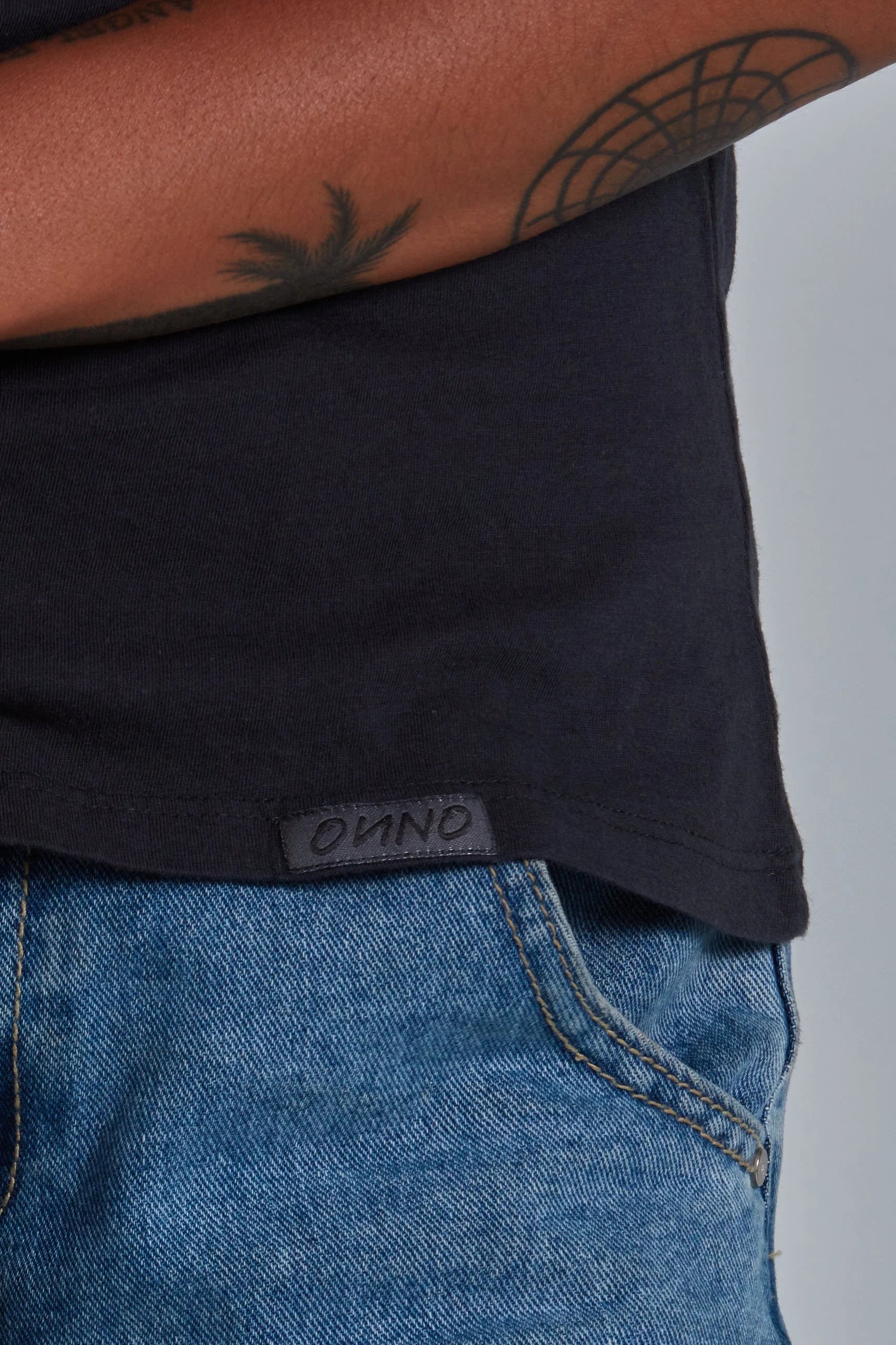 ONNO organic cotton t-shirt in Charcoal Blue, Sage is 5'7" and wearing size XS.